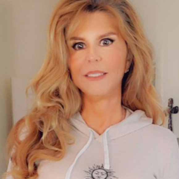 🦋Meet your Posh Seller, Sharon: Make an offer! - Picture 10 of 11